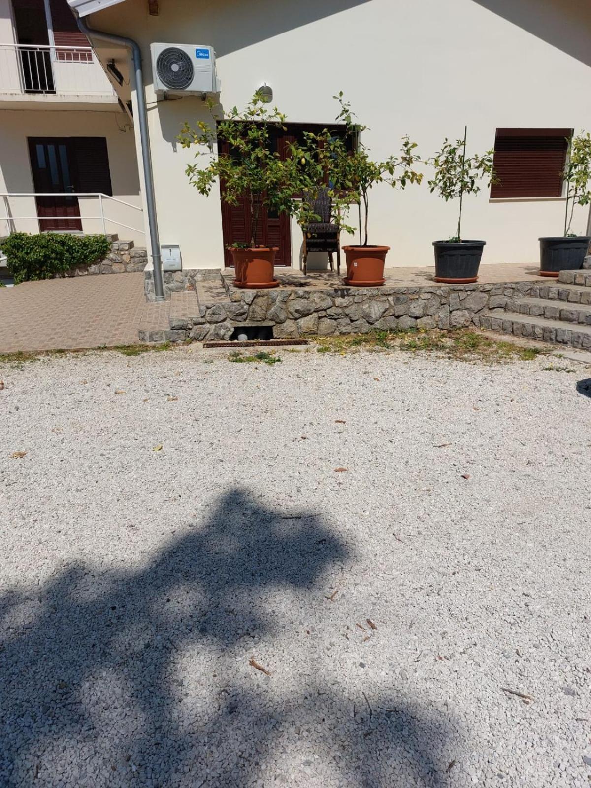 Apartmani Kadmen Ika Exteriér fotografie